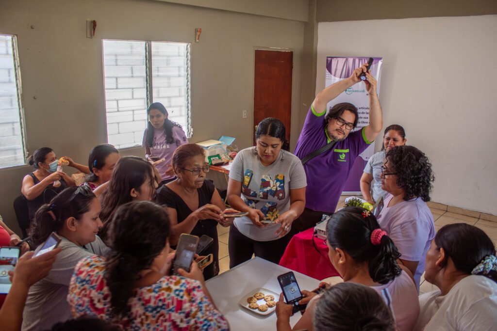 Mujeres defensoras de derechos fortalecen sus emprendimientos mediante el uso de TIC en Ciudad Arce